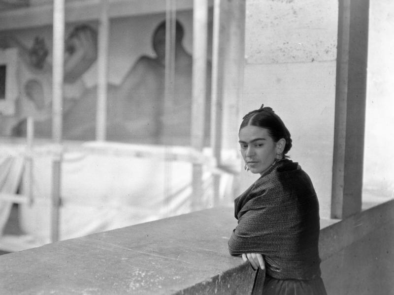 Frida Kahlo overlooking Rivera Court at the DIA circa 1932-33. DIA ARCHIVES