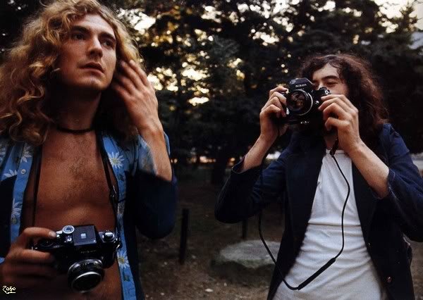 Celebrities with Their Vintage Cameras (35)