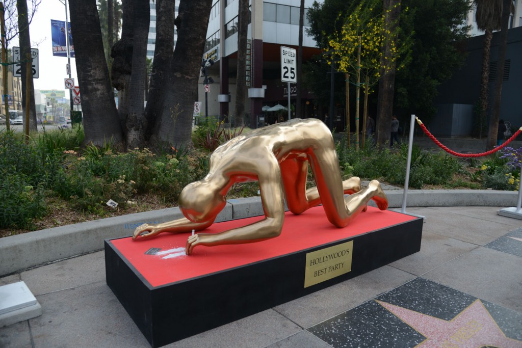 Street artist create controversal Oscars statue
