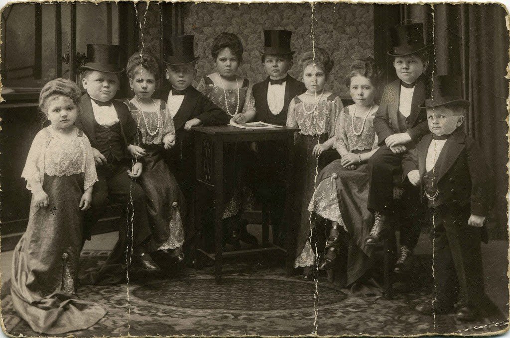 Hans+Kasemann+and+his+Midget+Troupe,+1920s+(1)