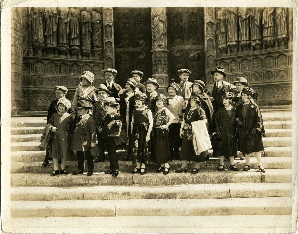 Hans+Kasemann+and+his+Midget+Troupe,+1920s+(23)