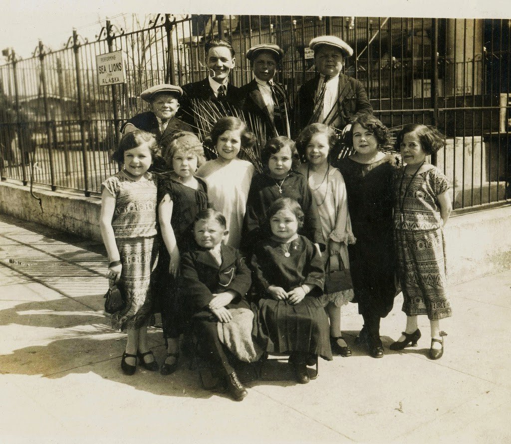 Hans+Kasemann+and+his+Midget+Troupe,+1920s+(35)