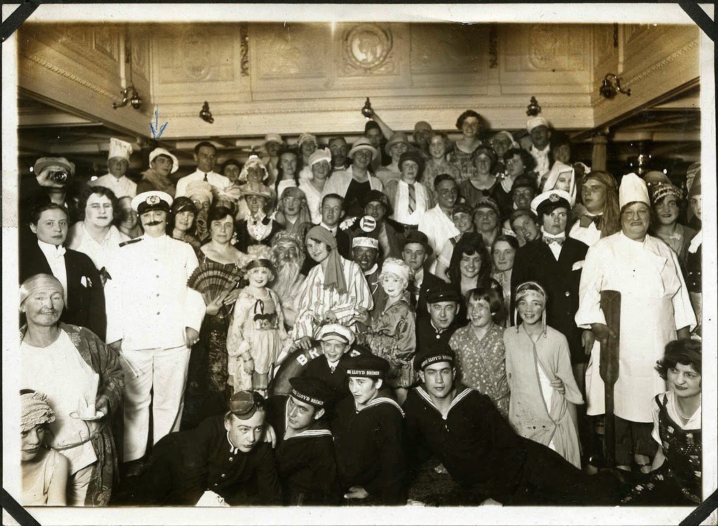 Hans+Kasemann+and+his+Midget+Troupe,+1920s+(39)