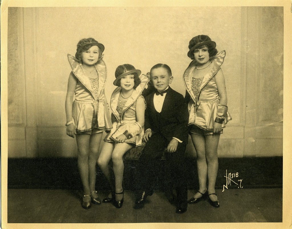 Hans+Kasemann+and+his+Midget+Troupe,+1920s+(5)