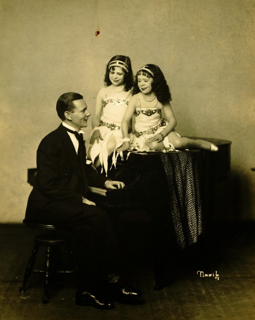 Hans+Kasemann+and+his+Midget+Troupe,+1920s+(52)