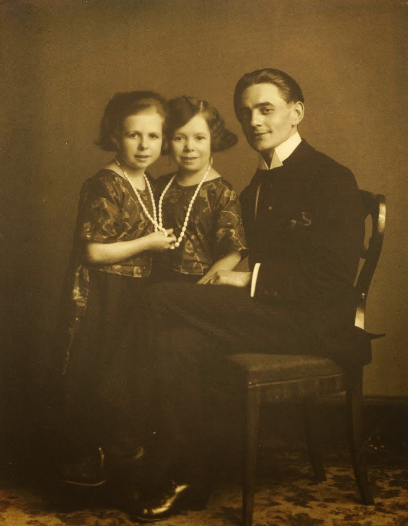 Hans+Kasemann+and+his+Midget+Troupe,+1920s+(56)