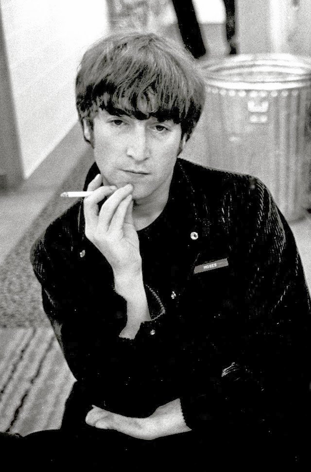 famous people smoking cigarettes