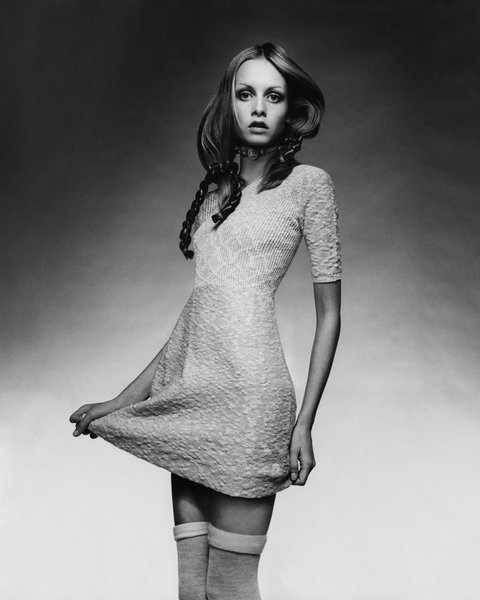 60s Supermodel Twiggy Recreates a Classic Photo - 56 Years Later