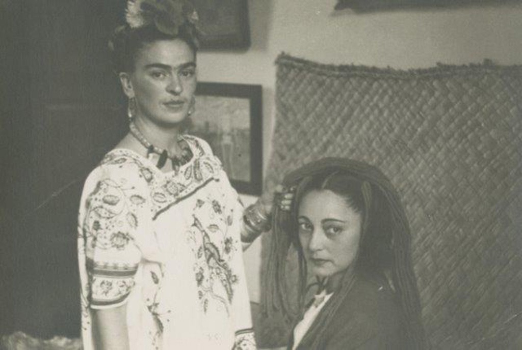THROCKMORTON_Anonymous_image_of_Frida_Kahlo_braiding_Rosa_Covarrubias_hair_1940_gelatin_silver_print_4.75x6