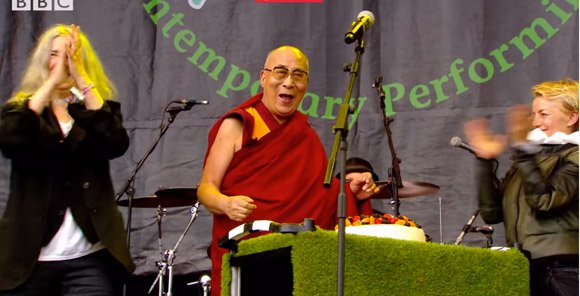 dalai-lama-patti-smith-glastonbury-2