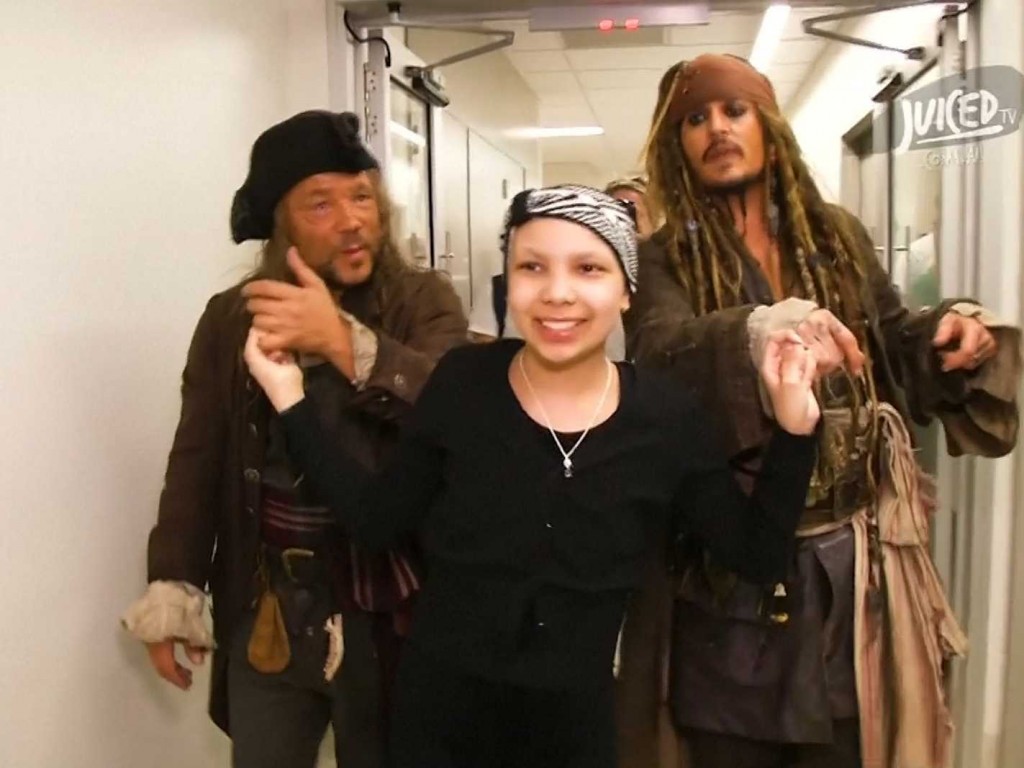 these-kids-at-an-australian-hospital-freaked-out-when-johnny-depp-came-for-a-visit-as-captain-jack-sparrow