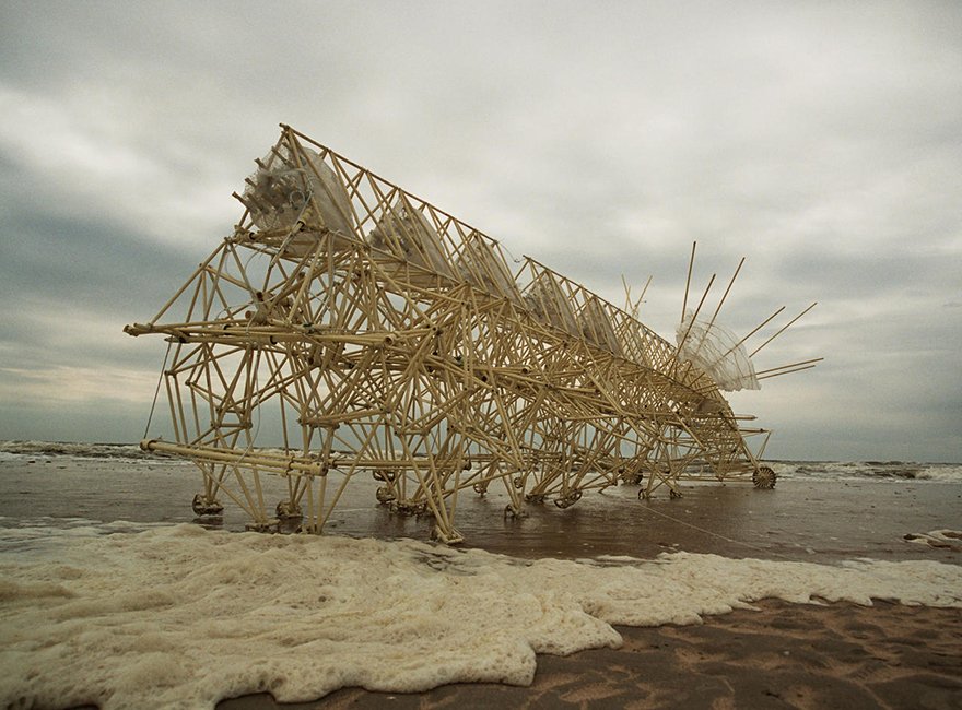 sculptures-that-walk-on-the-wind7