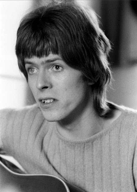 David Bowie in the early Days of His Career (12)