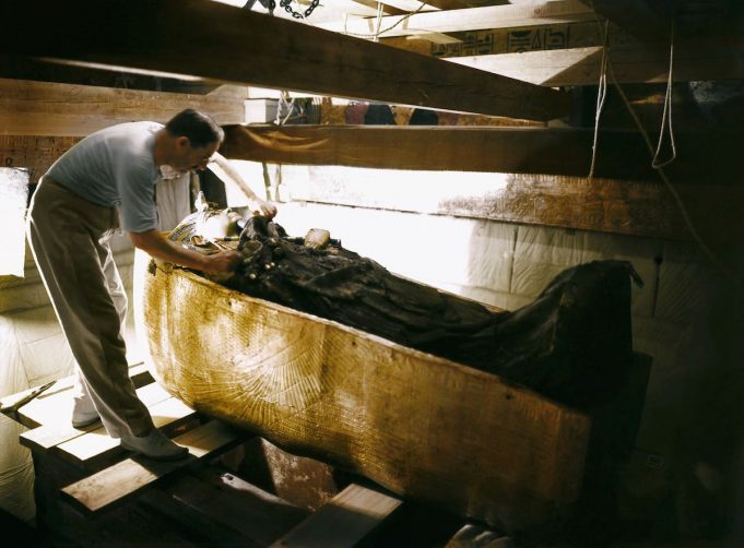 The Moment King Tutankhamun S Tomb Was Discovered As Shown In 15