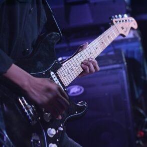Strings of the Blues How the Guitar Shaped Modern Music art-sheep.com