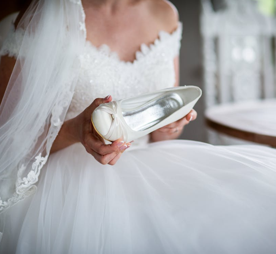 Best Shoe Styles to Elevate Your White Dress Look art-sheep.com