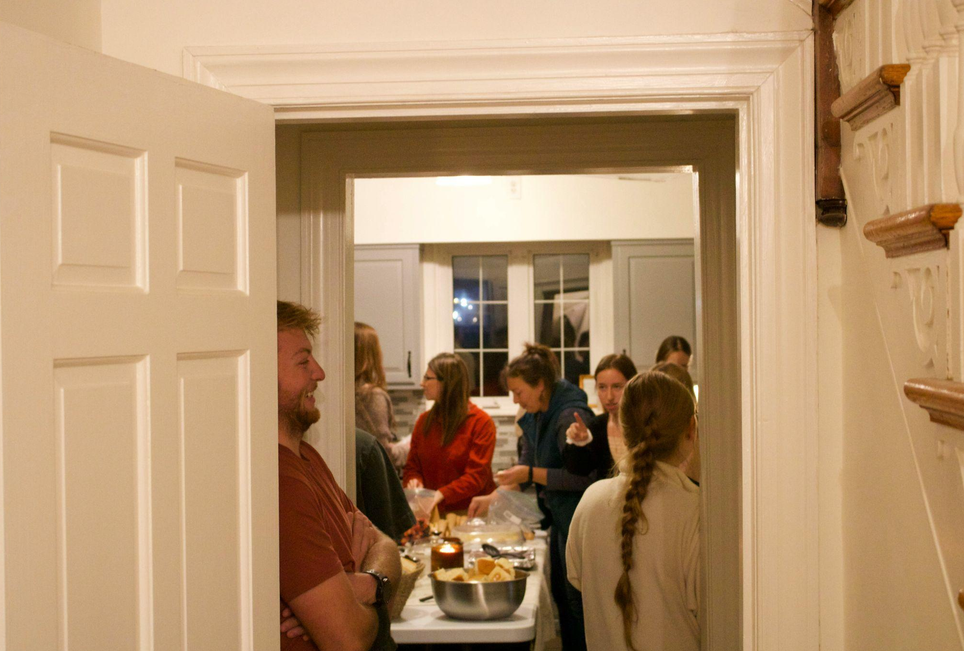 The Small Touches That Make Hosting Feel Effortless art-sheep.com 2